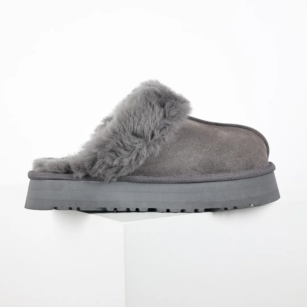 Pick up locally 💰520 Core recommendation with good price In recent years, uug has launched a series of styles, which are partially geared towards the preferences of young consumers and have also moved to the forefront of fashion trends. Shoe body material: water-repellent coated suede upper, 17mm UGGPURE™ implanted wool insole, lightweight non-slip and comfortable rubber outsole, with brand LOGO and trademark, with full packaging Size: 35 36 37 38 39 40